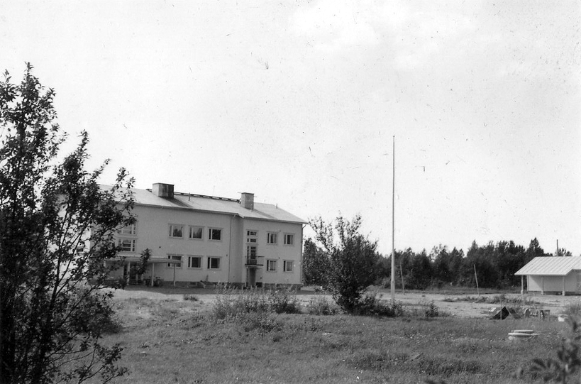 Vuonna 1957 valmistunut koulurakennus Niemisen keskikylällä.