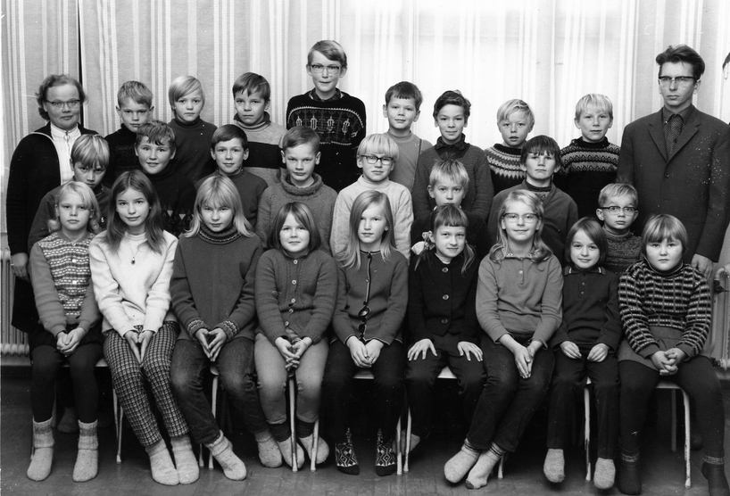 Koulukuva uudemmalta koululta Niemisen Keskikylältä vuodelta 1970. Opettajat ovat Mirjam Hirvonen ja Jorma Rouvinen. 